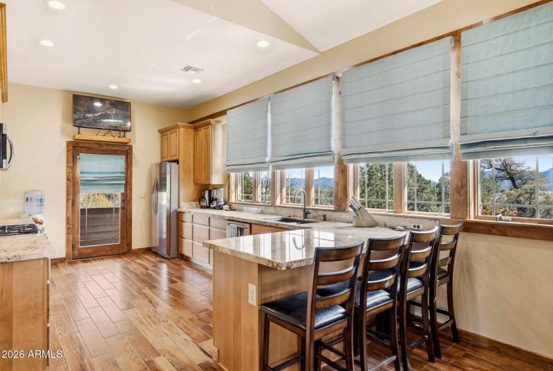 Main Res Int Kitch w Brkfst Bar