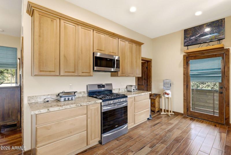 Main Res Int Kitch Cabs & Range