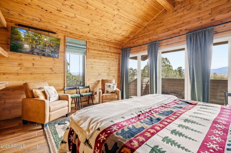 Caretkr Res Bdrm twd Glass Doors