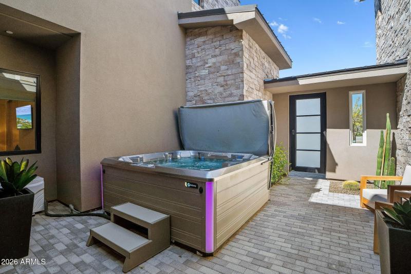 Rare Spa at SEVEN - Front Courtyard