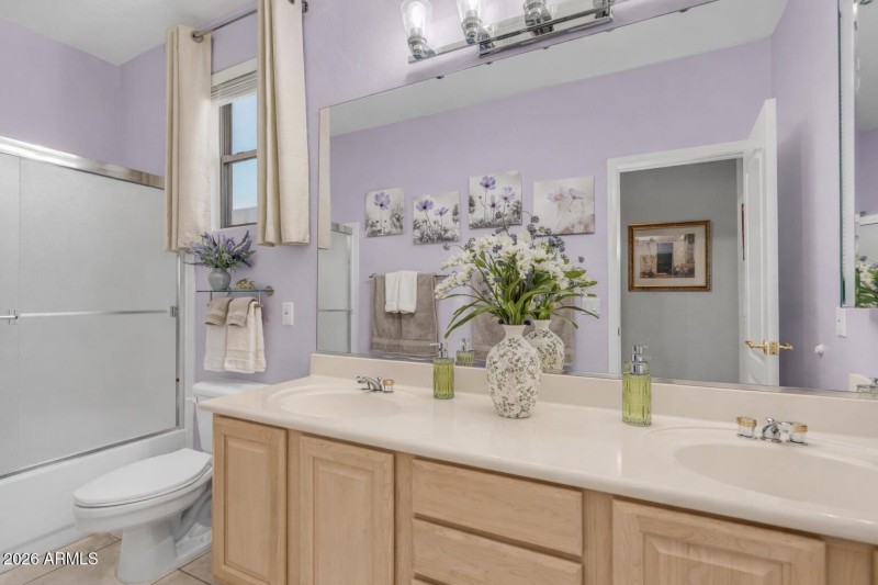 Large secondary full bath