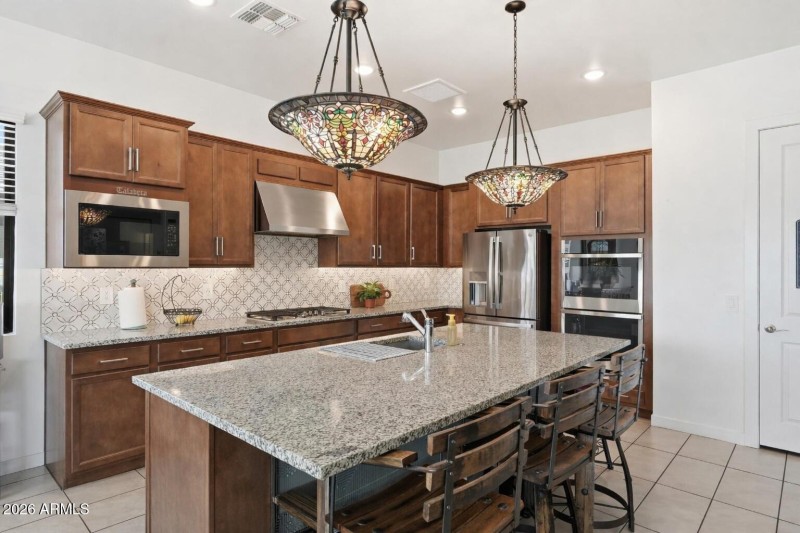 Rustic charm meets modern kitchen elegan