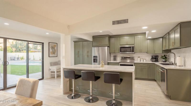 Kitchen (2) (Staged)