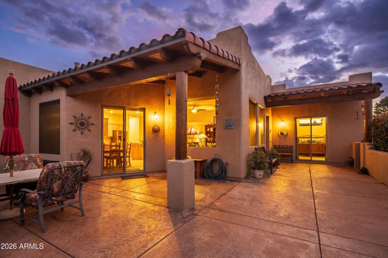 HUGE COURTYARD PATIO