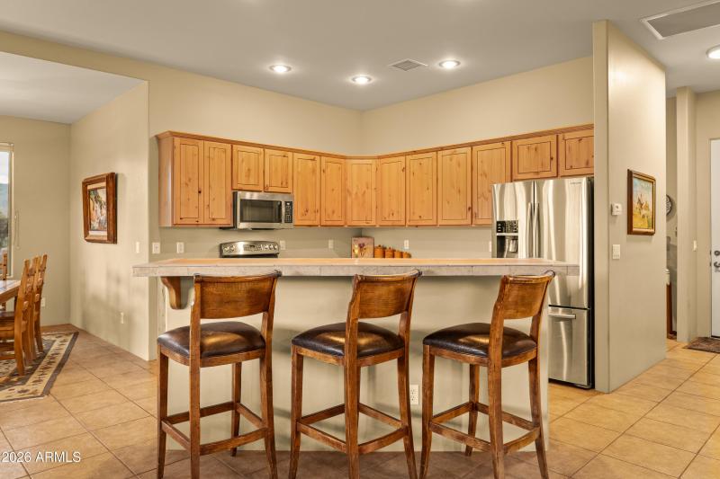 BREAKFAST BAR COMFORTABLY FOR 3