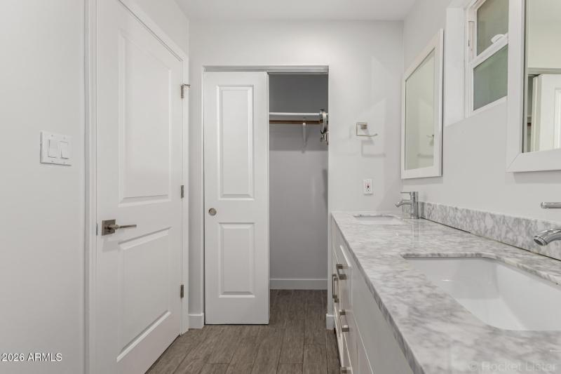 33 - Oak Insuite Bath