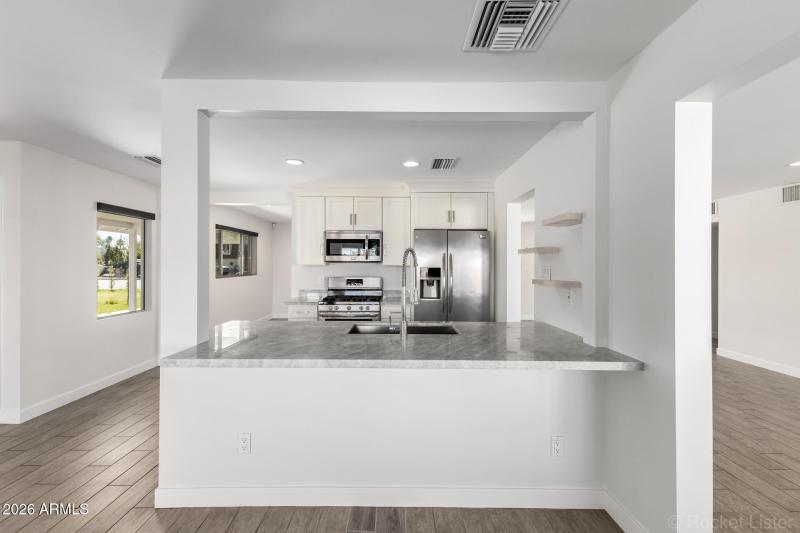 24 - Oak Breakfast Bar Dining