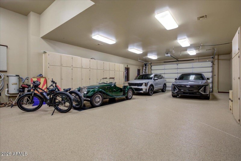 38-Six Car Garage Interior
