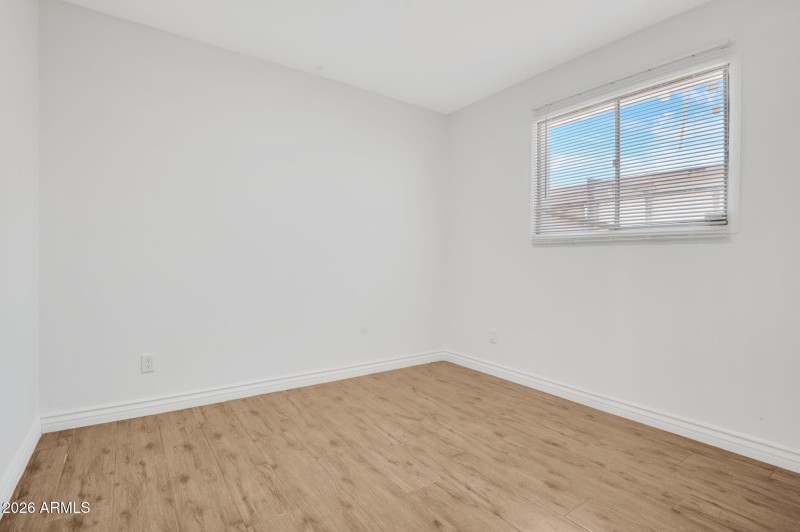 16-web-or-mls-5442 W Edgemont Ave-16