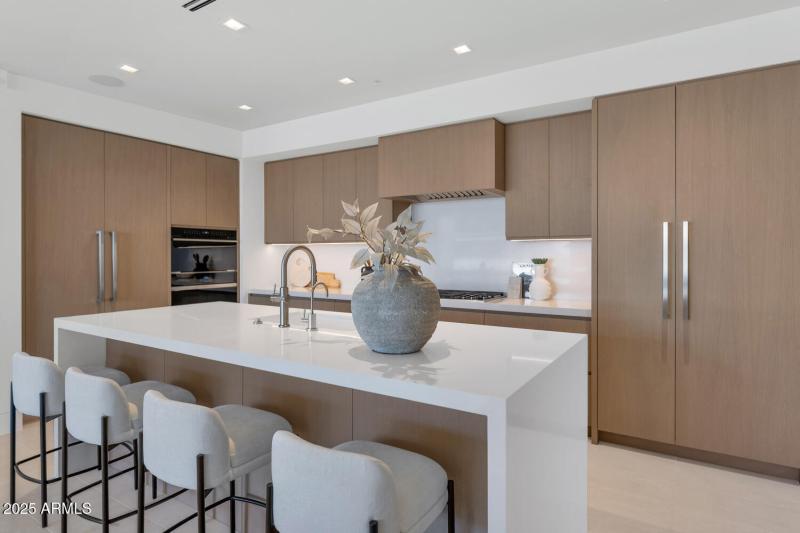 6587 N Palmeraie Blvd-large-026-059-6587