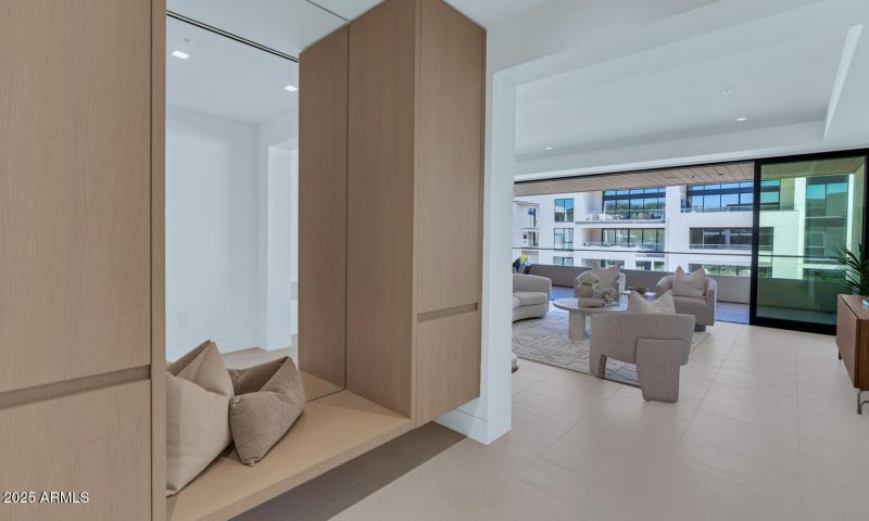 6587 N Palmeraie Blvd-large-010-051-6587