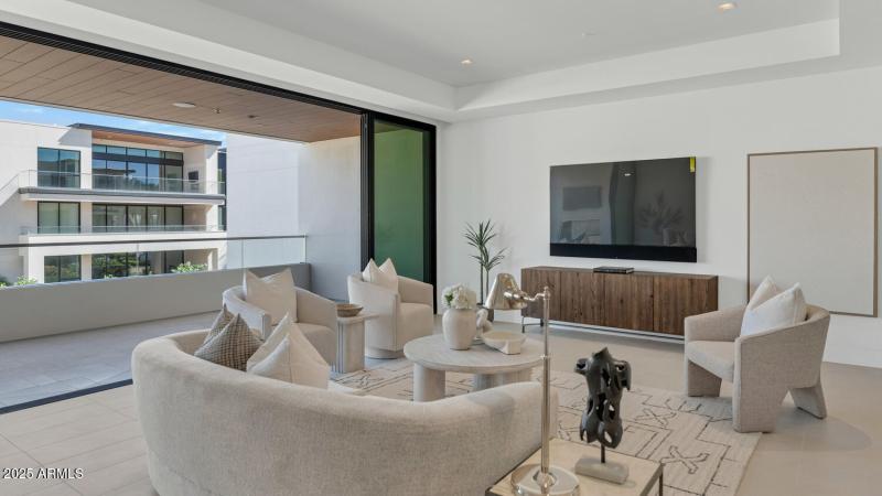 6587 N Palmeraie Blvd-large-014-042-6587