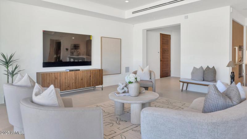 6587 N Palmeraie Blvd-large-015-045-6587