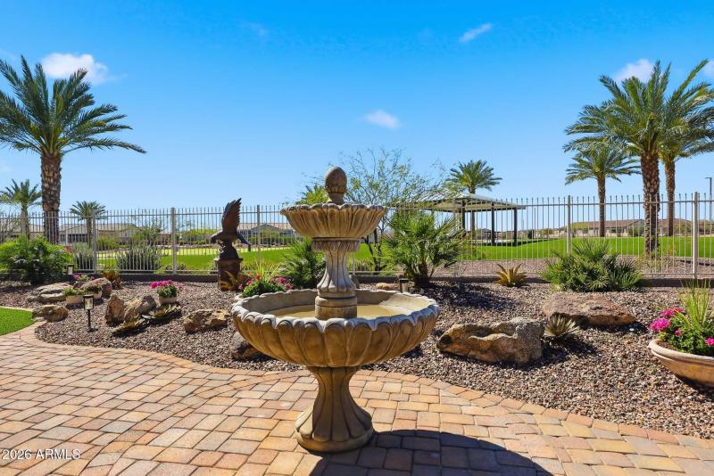 view of putting green