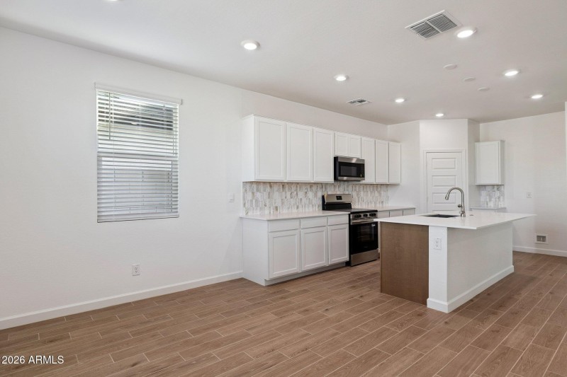 7-web-or-mls-24242-w-southgate-ave