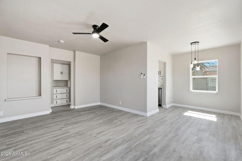 3-web-or-mls-2239 N Edgemere_003_Living