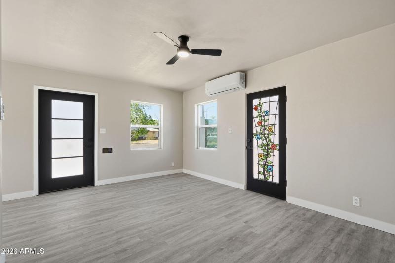 5-web-or-mls-2239 N Edgemere_005_Living