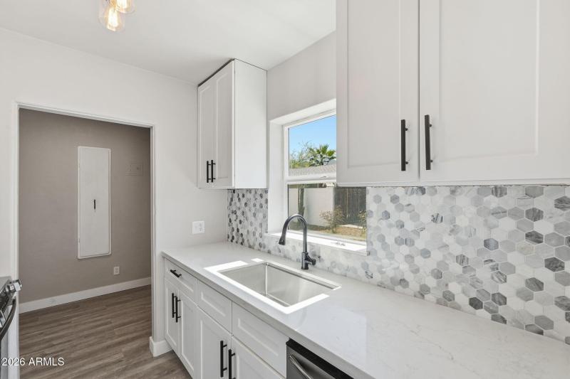 8-web-or-mls-2239 N Edgemere_008_Kitchen