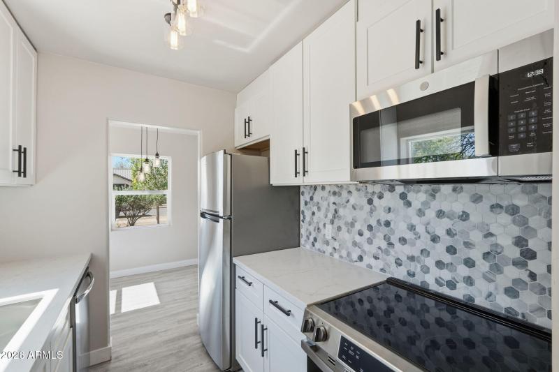 10-web-or-mls-2239 N Edgemere_010_Kitche