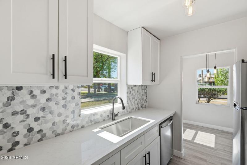 11-web-or-mls-2239 N Edgemere_011_Kitche