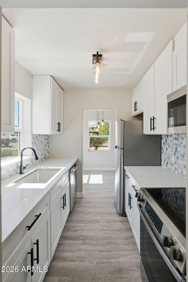 12-web-or-mls-2239 N Edgemere_012_Kitche