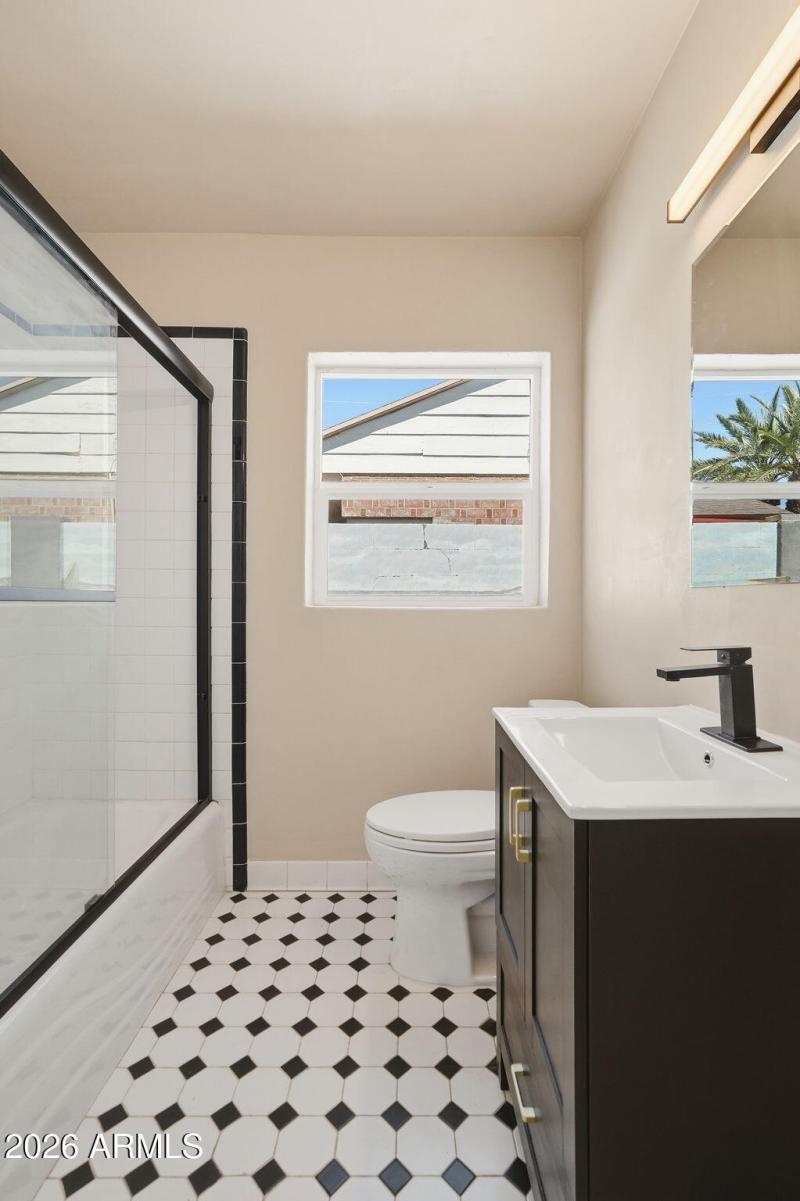 20-web-or-mls-2239 N Edgemere_020_Bathro