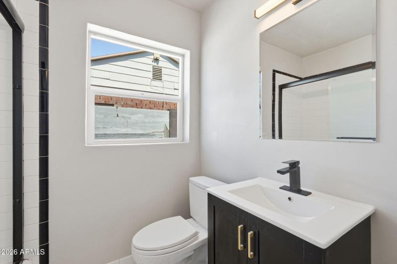 21-web-or-mls-2239 N Edgemere_021_Bathro