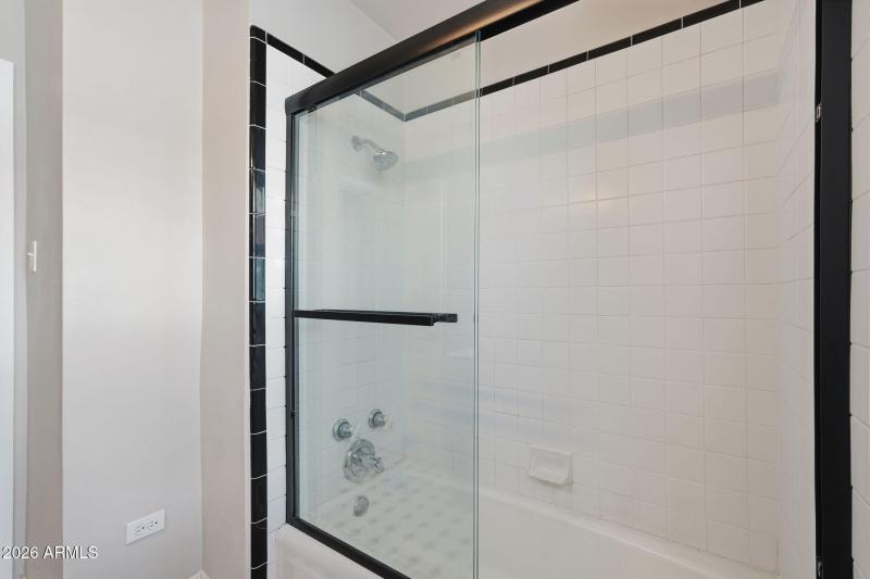 22-web-or-mls-2239 N Edgemere_022_Bathro