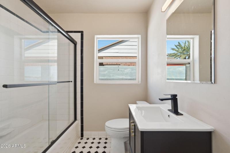 23-web-or-mls-2239 N Edgemere_023_Bathro