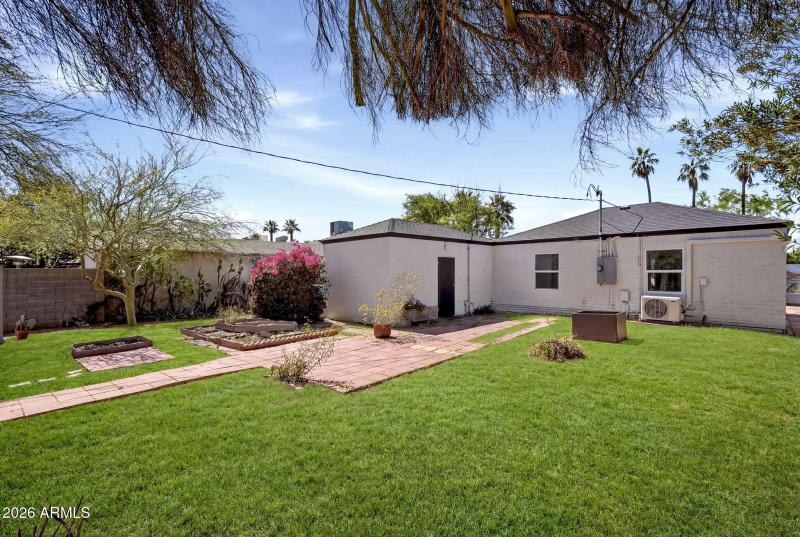 29-web-or-mls-2239 N Edgemere_029_Back Y