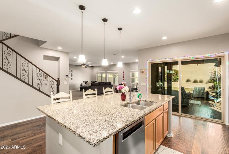 Kitchen island w/granite