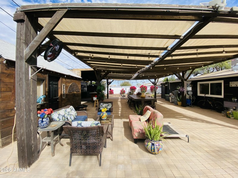 Back yard has all pavers