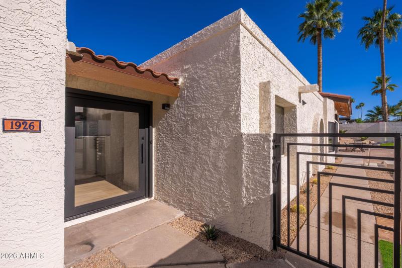 1926 E Augusta Ave - 04