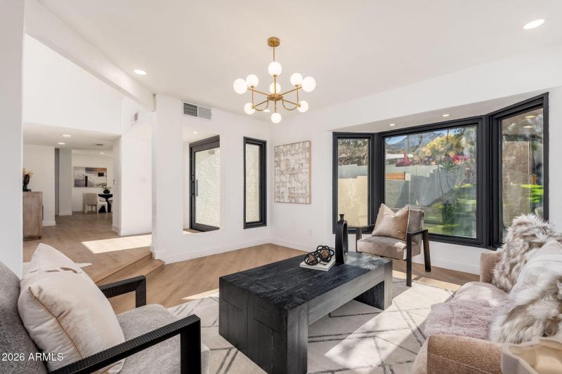 1926 E Augusta Ave - 08