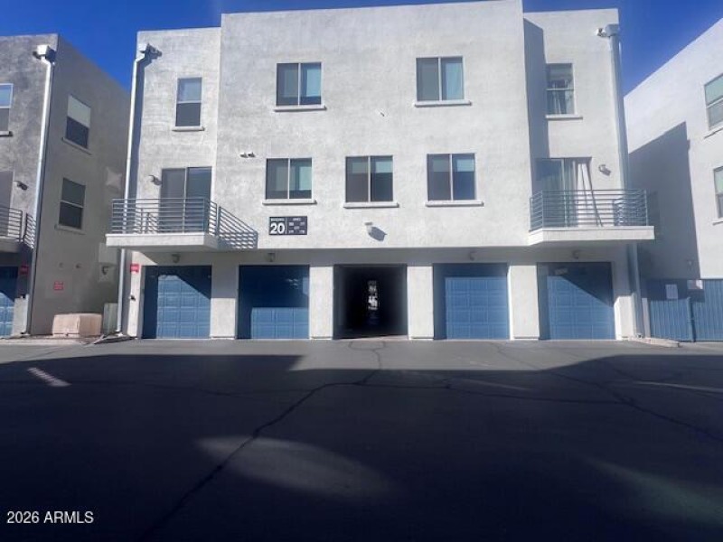 TANDEM GARAGE OUTSIDE 615 E PORTLAND 277