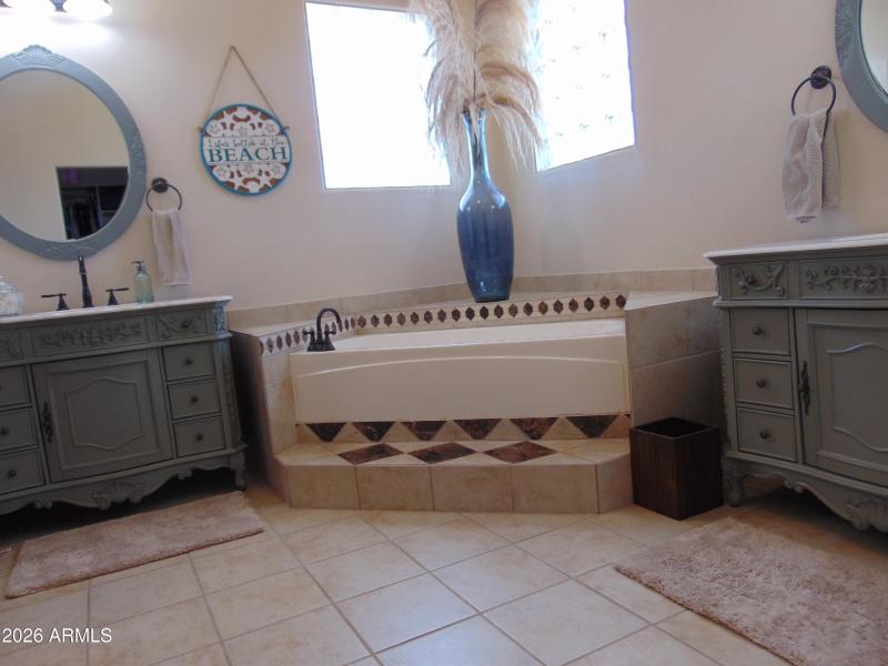 Double Vanity-Soaking Tub