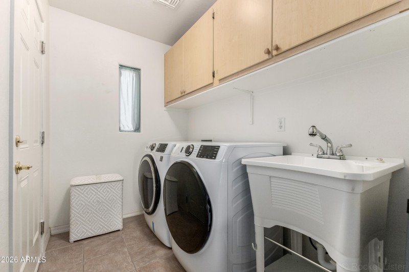 Laundry w/wet sink