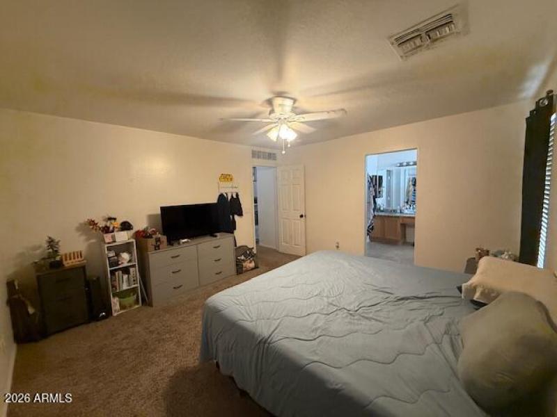 Master Bedroom4