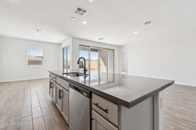 10-web-or-mls-W Tamarisk Ave-S1403-010