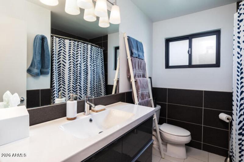 6845 E Earll Dr Hall Bath