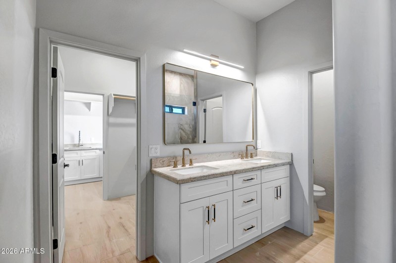 Master vanity w door to laundry room