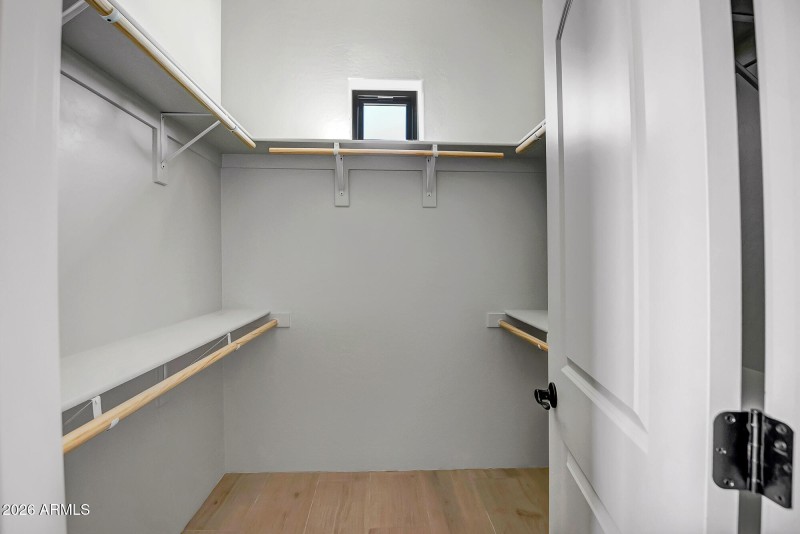 bed 3 walk in closet