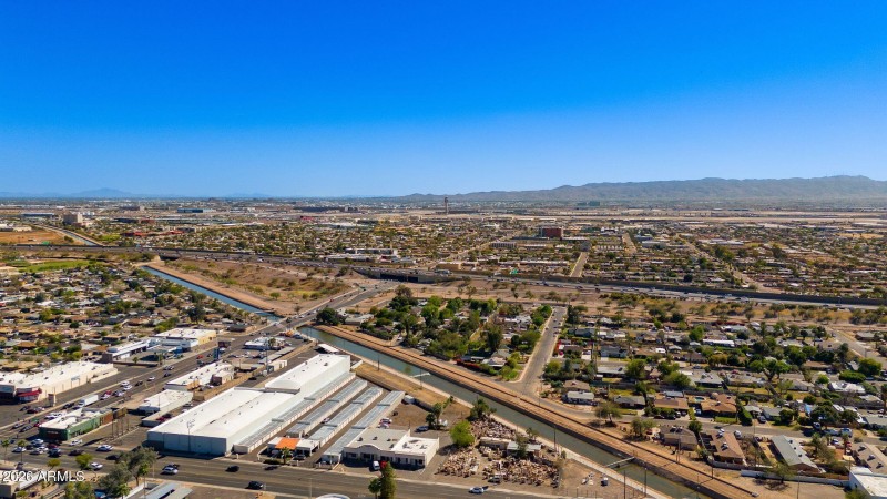 15 minutes to Phoenix Sky Harbor Airport