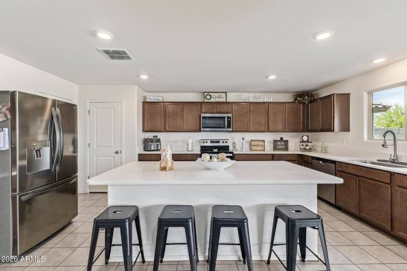 kitchen island / breakfast bar