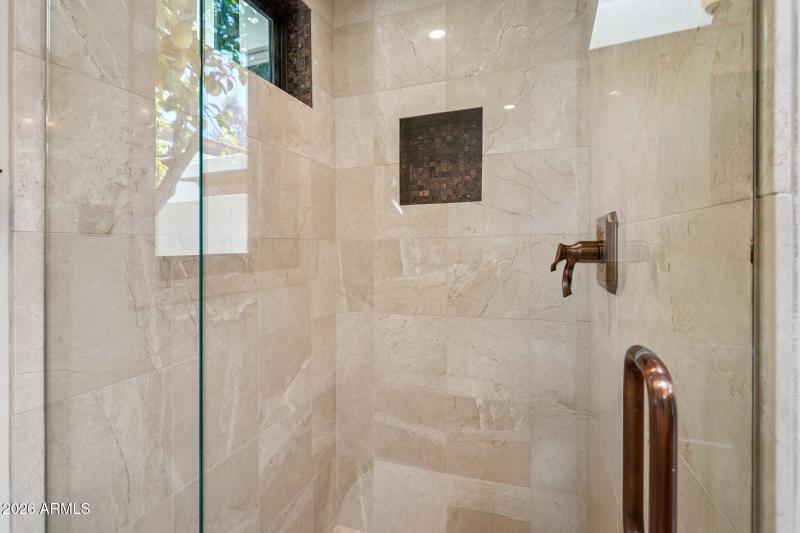 60-web-or-mls-E Solano Dr-L1403-060