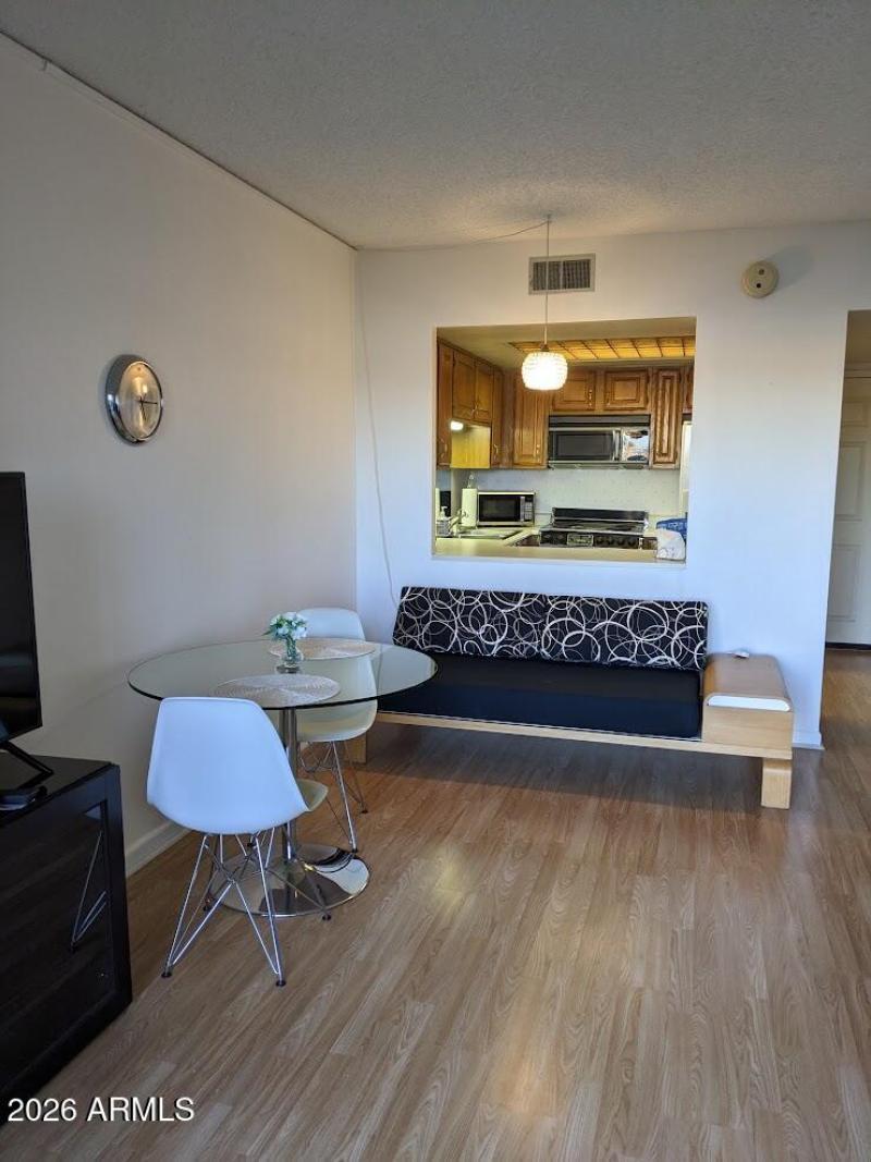 LIVING ROOM.DINIG AREA