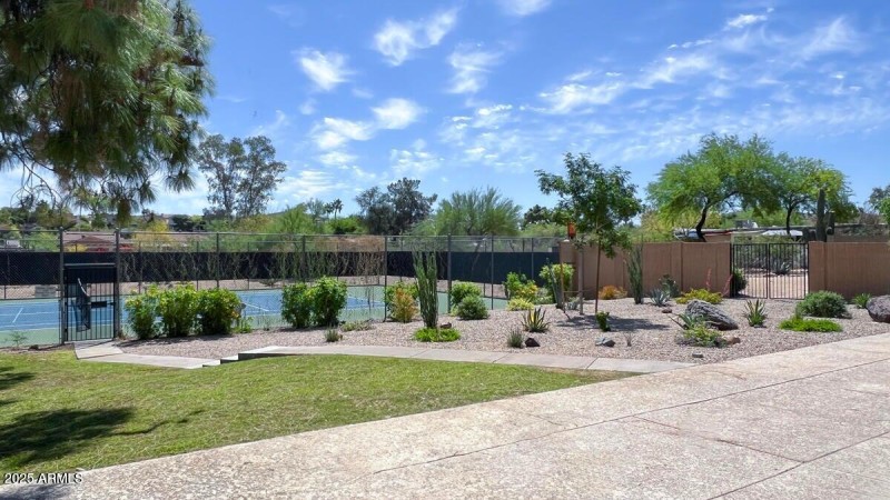 Community tennis court