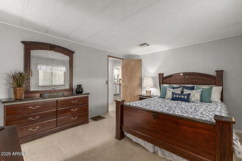 Cozy bedroom with elegant furnishings (1