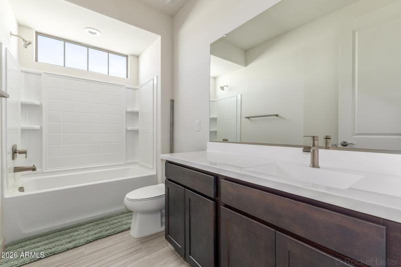 Guest bathroom (upstairs)