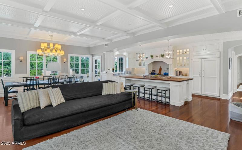 6032 E Lincoln Dr-large-013-033-TOD0378-